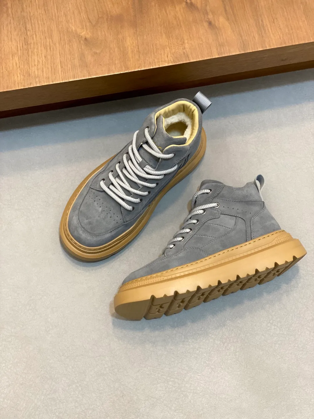 Men's shoes 💰740 UGG lace-up thick-soled sports shoes for men. Full of fashion, casual and versatile. The frosted upper is high-end without looking old-fashioned. The upper is waterproof and oil-proof, fashionable and easy to take care of. The lining is made of sheepskin. It is comfortable and warm. The upper foot is not bloated at all. Super fashionable Size: 39-44